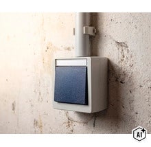 Opbouw lichtschakelaar met kabelgoot gemonteerd op een betonnen muur (Image AI modified or generated)