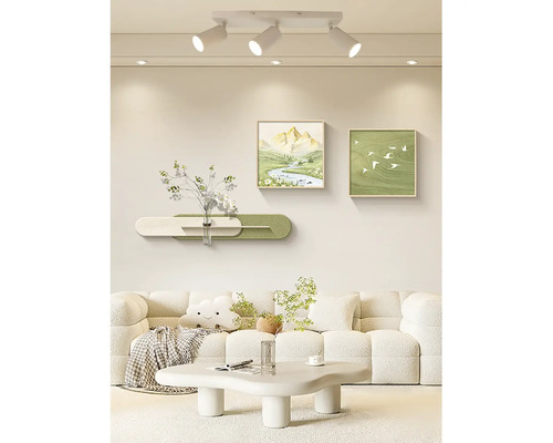 Woonkamer met moderne bank, salontafel en wanddecoratie met geïntegreerde vaas in een lichte en uitnodigende sfeer.