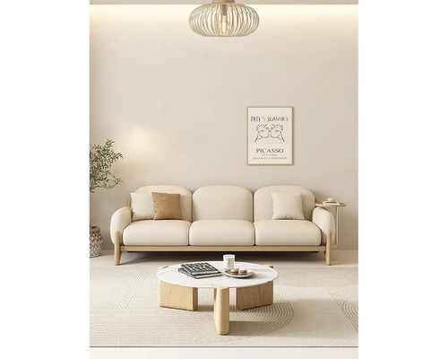 Lichte woonkamer met een driezitsbank, een ronde salontafel van hout en marmer, een vloerkleed, een moderne hanglamp en een wanddecoratie.