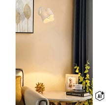 Moderne wandlamp in bloemvorm gemonteerd boven een bijzettafel in een stijlvol ingerichte woonkamer (Image AI modified or generated)