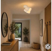 Moderne plafondlamp met een golvende lampenkap in een stijlvol ingerichte hal met houten lamellen en een spiegel. (Image AI modified or generated)