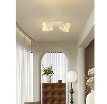 Tweelamps plafondlamp met gebogen kappen in een modern interieur