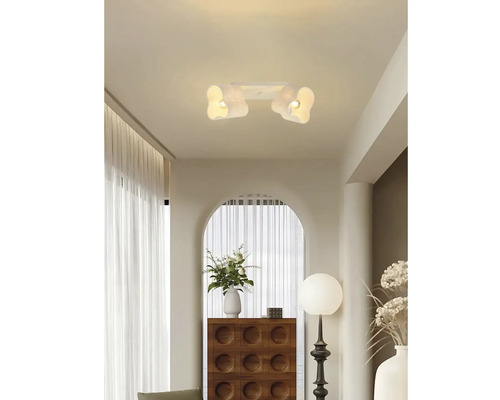 Tweelamps plafondlamp met gebogen kappen in een modern interieur