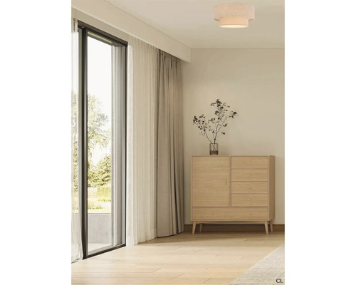 Lichte houten ladekast met deuren en lades in een modern ingerichte woonkamer met kamerhoog raam en gordijnen.