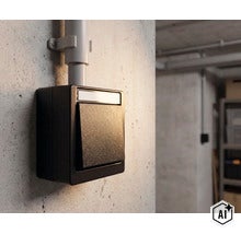 Opbouw lichtschakelaar voor vochtige ruimtes gemonteerd op een betonnen muur. (Image AI modified or generated)