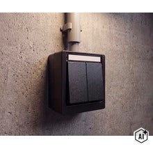 Opbouw serieschakelaar voor vochtige ruimtes in robuuste uitvoering gemonteerd op een betonnen muur (Image AI modified or generated)