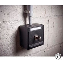 Opbouw sleutelschakelaar voor buiten gemonteerd op een betonnen muur met toevoerkabel. (Image AI modified or generated)