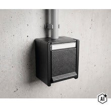 Opbouw lichtschakelaar voor vochtige ruimtes in kunststof behuizing gemonteerd op betonnen muur (Image AI modified or generated)