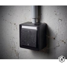 Opbouw lichtschakelaar in robuuste uitvoering met labelveld voor wandmontage. (Image AI modified or generated)