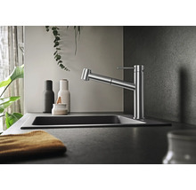 Moderne keukenkraan met uittrekbare handdouche in een stijlvolle keukenopstelling met spoelbak en decoratie.