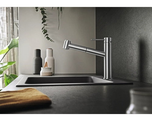 Moderne keukenkraan met uittrekbare handdouche in een stijlvolle keukenopstelling met spoelbak en decoratie.