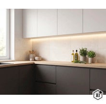 Moderne keuken met lichte bovenkasten, donkere onderkasten, een houten werkblad en discrete led verlichting onder de kastjes. (Image AI modified or generated)