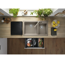 Keukenspoelbak met twee spoelbakken en kraan ingebouwd in een licht houtlook werkblad met een open afvalscheidingssysteem eronder