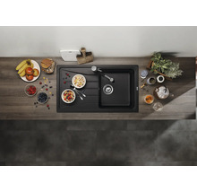 Bovenaanzicht van een inbouwspoelbak met afdruipblad in een moderne keuken met werkblad in houtlook en decoratie.