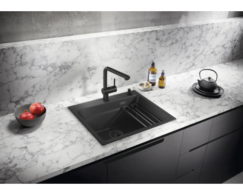 Moderne keukenspoelbak met eengreepsmengkraan op een aanrechtblad met marmerlook, inclusief granieten spoelbak en geïntegreerd afdruiprek.