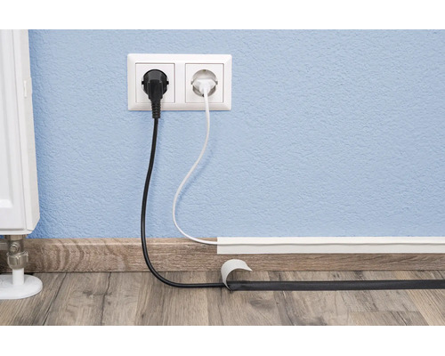 Kabelgoot voor discrete kabelgeleiding op de muur boven de plint met elektrische kabels