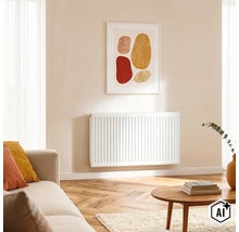 Een witte paneelradiator gemonteerd aan een lichte woonkamermuur boven een visgraatparketvloer met bank en salontafel. (Image AI modified or generated)