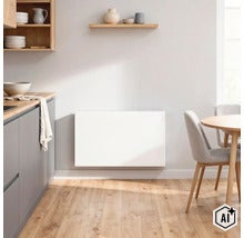 Platte radiator met gladde voorzijde gemonteerd aan een muur in een moderne keuken met eethoek en houten vloer. (Image AI modified or generated)