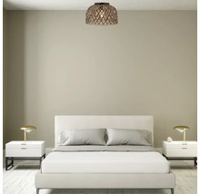 Een moderne slaapkamer met een licht bed, twee nachtkastjes met tafellampen en een decoratieve plafondlamp van vlechtwerk.