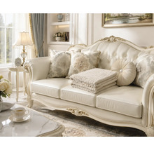 Klassieke bank in barokstijl met gebogen houten frame en gecapitonneerde bekleding in een elegant ingerichte woonkamer met sierkussens.