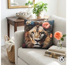 Sierkussen met leeuwenmotief en bloemen op een bank in een gezellig ingerichte woonkamer. (Image AI modified or generated)
