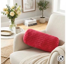 Rond kussen met geribbelde structuur op een moderne fauteuil in een licht interieur. (Image AI modified or generated)