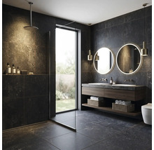 Moderne badkamer met donkere tegels, inloopdouche met glazen wand, houten wastafelmeubel en twee ronde verlichte spiegels.