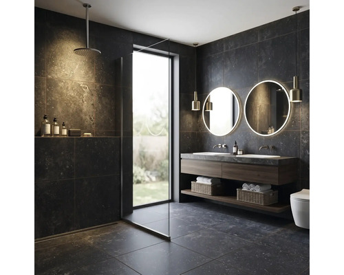 Moderne badkamer met donkere tegels, inloopdouche met glazen wand, houten wastafelmeubel en twee ronde verlichte spiegels.