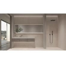 Moderne badkamer met zwevend wastafelmeubel, grote spiegel en inloopdouche in een minimalistisch design.