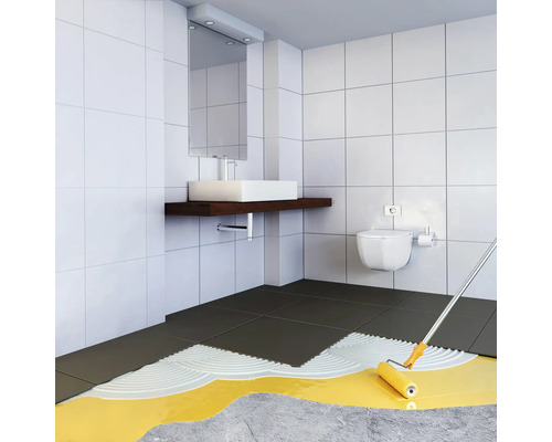 Moderne badkamerrenovatie met betegeling en het aanbrengen van primer met een verfroller op een betonnen vloer.