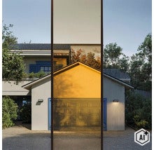 Moderne buitenwandlamp gemonteerd op een lichte gevel van een woonhuis met garagedeur en tuin bij daglicht. (Image AI modified or generated)