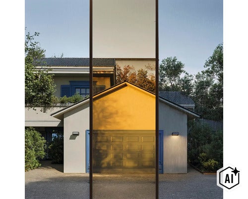 Moderne buitenwandlamp gemonteerd op een lichte gevel van een woonhuis met garagedeur en tuin bij daglicht. (Image AI modified or generated)