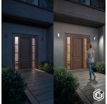 Vergelijkingsafbeelding van een moderne buitenwandlamp bij nacht, links onverlicht en rechts verlicht met persoon voor een huisentree. (Image AI modified or generated)