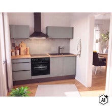 Moderne inbouwkeuken met mat afgewerkte fronten, houten aanrechtblad en ingebouwde apparatuur in een open woonruimte. (Image AI modified or generated)
