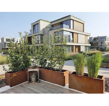 Moderne tuinterras met plantenbakken van cortenstaal en een Boeddhabeeld voor een appartementencomplex met houten elementen.
