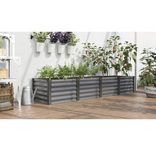 Rechthoekige metalen plantenbak in een kas met diverse planten zoals paprika en wortels op een terrasvloer.