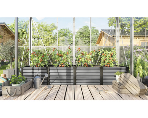 Grote verhoogde plantenbak van metaal in een kas met tomatenplanten op een houten terras