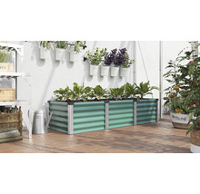 Rechthoekige metalen verhoogde plantenbak met golfstructuur in een kas met extra planten in hangende potten en planken