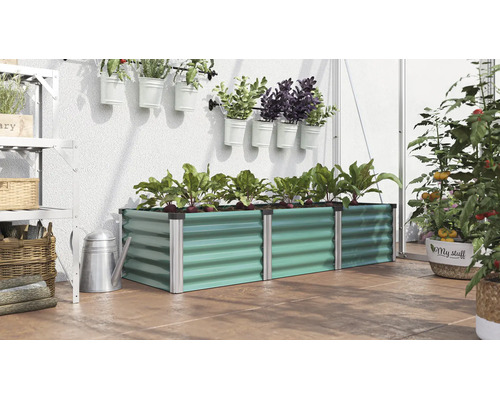 Rechthoekige metalen verhoogde plantenbak met golfstructuur in een kas met extra planten in hangende potten en planken