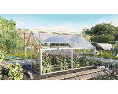 Een kleine glazen kweekbak in de tuin met openslaande deksels voor het buiten kweken van planten.