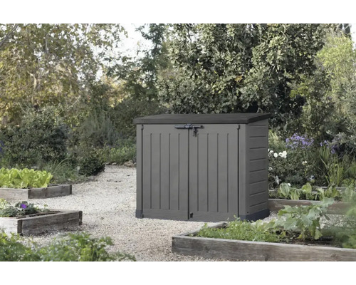 Kunststof tuinbox met dubbele deur voor opslag in de tuin staand op een grindpad voor tuinbedden