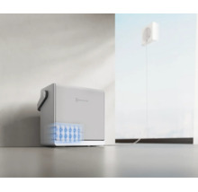 Draagbaar energieopslagstation van Ecovacs met ingebouwde accu, aangesloten op een stopcontact.