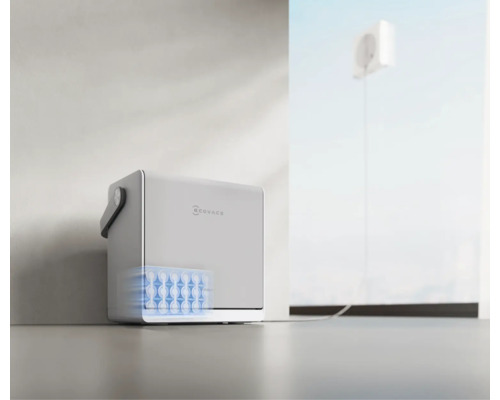 Draagbaar energieopslagstation van Ecovacs met ingebouwde accu, aangesloten op een stopcontact.