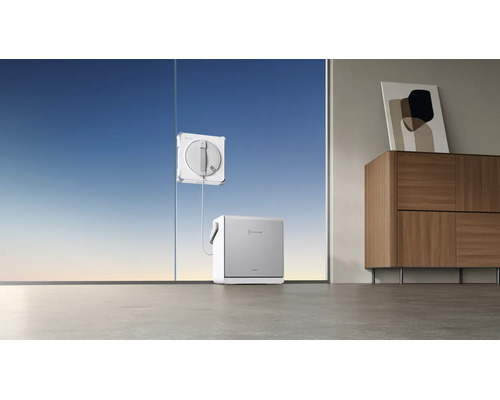 Een elektrische vensterreinigingsrobot reinigt een groot raam, verbonden met een basisstation op de vloer in een moderne kamer.