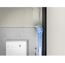 Detailweergave van een robotstofzuiger die randreiniging met een roterende zijborstel langs een muur laat zien.