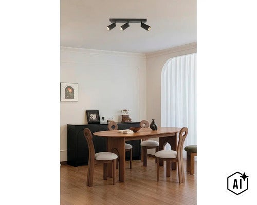 Moderne plafondlamp met drie spots boven een houten eettafel in een lichte, stijlvol ingerichte woonruimte. (Image AI modified or generated)