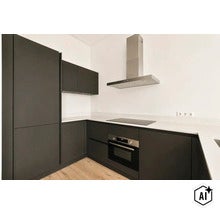 Moderne L-vormige inbouwkeuken met donkere fronten, wit werkblad, inductiekookplaat, ingebouwde oven en afzuigkap. (Image AI modified or generated)