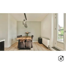 Moderne eetkamer met houten tafel, stoelen en hanglampen. Lichte muurafwerking en parketvloer in een vriendelijk ingerichte ruimte. (Image AI modified or generated)