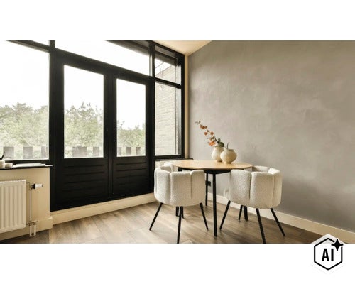 Woonruimte met ronde tafelset en twee stoelen voor een muur met decoratieve betonlook en een groot zwart raam. (Image AI modified or generated)
