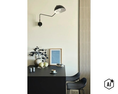 Moderne wandlamp boven een donkere tafel met kunstprint, vaas en koffiekopje in een elegant interieur (Image AI modified or generated)